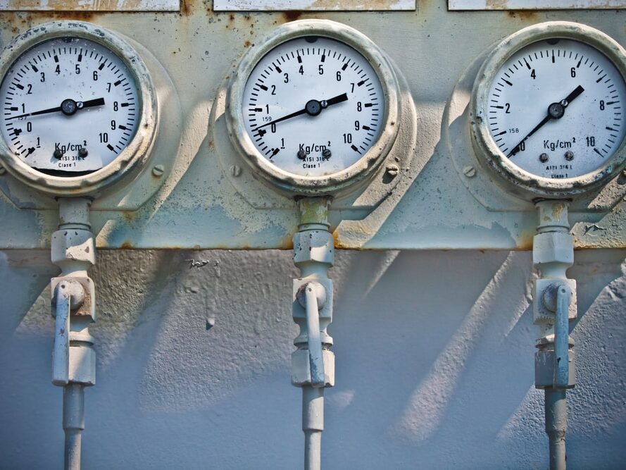 Pressure gauge cleaning
