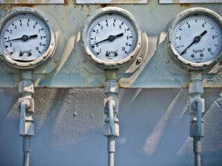 Pressure gauge cleaning